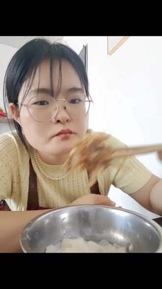 #下饭神器小鱼干 今天中午就干这小鱼干了,想吃哏啾的就多炒一会,想吃软和的就少炒一会。