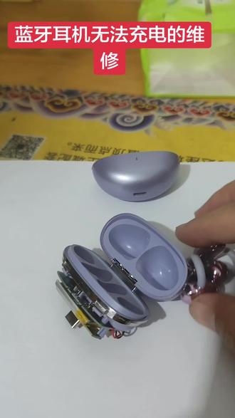 网上买了对蓝牙耳机用了一年坏掉了,找卖家维修,卖家给换了新的,新的用了俩月充不上电了,咱不好意思再找卖家,毕竟几十块钱的货,还给换了一次,自己维修一下。