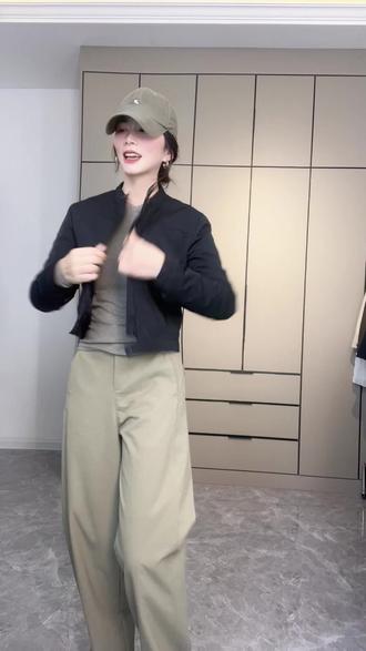 早春防风韩版简约女夹克短外套女简约气质小短款上衣2026长袖 早春防风韩版简约女夹克短外套女简约气质小短款上衣2026长袖立领#外套 #春季新品 #时髦 #早春穿搭 #短款外套 #上衣