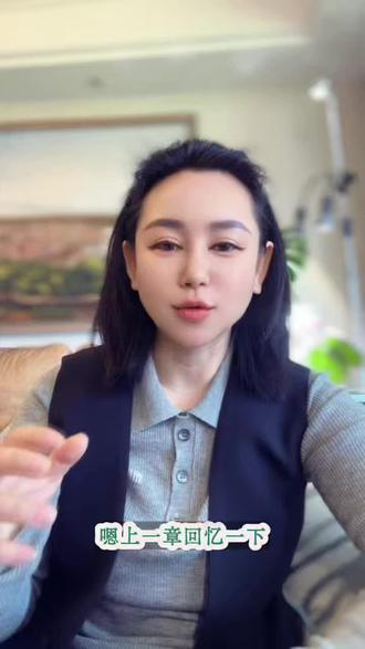 回忆一下上一章,太阳为开→少阳为枢→阳明为合
比如说调这个治疗面部中风,脸部中风,眼睛闭不上,那一定是阳明经的问题,阳明经气不够,那眼睛打不开,那一定是太阳经的问题,因为太阳经只开再有如果是眼睛闭不起,它一直开着,这也属于太阳经的问题,同样以此类推,皮肤→太阳的主外毛孔会开会合打开就是太阳合起来呢就是阳明。当病邪在表的时候,感到外在的风邪一进来的时候一定是在太阳,所以在皮肤表面的时候一定是在太阳那全身最大的太阳经从脚一路整个到背。从脚的至阴→一路到眼睛的睛明穴,那么大的一条经络在这个上面,所以太阳受病的时候一定在后背项部的地方,由于它是在表在最表的地方那人身上我们去抗啊,抗争的时候,我们的体力跟外在的病邪抗争的时候就会产生有寒有热的现象,那这是太阳的,因为病在表,如果说病没有办法治好,病进入身体有两个选择,一个呢会进入到少阳,一个呢会进入到阳明,如果进入到阳明的时候呢,病就停了,不会再进了,到此为止。那阳明呢是热症,这个不体现寒症,所以看到的通通是热症,太阳有发热,阳明也有发热,可是太阳有寒热,阳明没有寒热,只见热证。就是阳明,所以很多人55岁的太太,你问他大便好不好?便秘多久了?很久了,→所以阳明它很久都不会有事,因为它不会传经,到此为止。
笫二条路,如果不幸,没有进入阳明跑到少阳里面,少阳是枢纽,开门的,结果开门进去往右转到阳明,左进去就会进入我们的阴经,就会有阴症的出现,以上都是基本的一个概念。
曰:二阳之病发心脾,有不得隐曲,女子不月。
注:二阳讲的就是阳明,阳明谓:手阳明大肠脉也,足阳明胃脉也。阳明所发,心痺等等病也。第二个阳,发在心脾,心脾都是气血,(有不得隐曲:就是有的人得的病不好讲比如:女子月经不调)例:隐曲:大小便。
二阳→阳明“讲的胃肠胃,→肠胃消化了食物以后,没有把食物消化化成血🩸。这个时候病人会有血虚的现象,如果再传,传经的时候这个人因为血不够就会风消”人就会日益消瘦下来,再传为息贲,就是呼吸!我们平常呼吸很简单,吸气,吐气,他没没办法,他要很用力的去吸,脖子十肩膀去帮助呼一口气,就息贲,这种都是很危险的,贫血到后来就是这个样子
风消:谓风热病消骨肉也,#黄帝内经#国学经典#国学智慧 #读书#养生