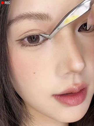新品白玉兰假睫毛,真的就像玉兰花在眼睛上绽开,很有嫁接感的中式国风睫毛!我真的爱了~#白玉兰假睫毛#假睫毛#睫毛分享#睫毛自然嫁接