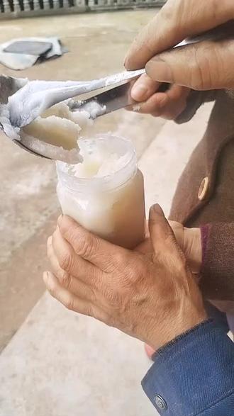 蜂蜜凝固成白色像猪油怎么化开(蜂蜜结成猪油样硬块好不好) 蜂蜜凝固成白色像猪油怎么化开(蜂蜜结成猪油样硬块好不好)