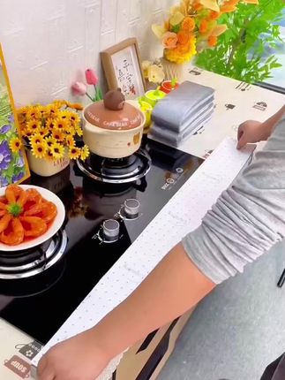 现在大家都用这个升级款的#吸油棉了,不用裁剪直接垫油烟机油槽里就行,油烟机槽里干净又卫生#厨房好物 #厨房必备神器 #防油贴纸 #实用好物