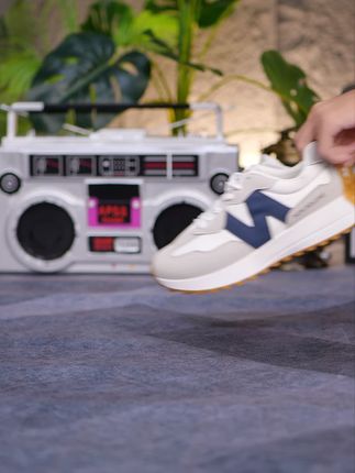 这双鞋,不仅时尚,更是一种态度。#潮鞋推荐 #好看又好搭 #软底软面穿上超舒服 #秋季新款