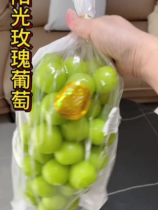 阳光酿进青提里,玫瑰香缠上舌尖,一口咬下整个夏天的甜润。#应季水果
