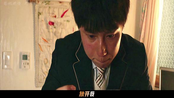 脑瘫父亲用硫酸向财阀千金讨回公道深度解析复仇爽片《蚯蚓》 《蚯蚓》——一位脑瘫父亲的绝望复仇
她凭借天赋考入韩国最顶尖的贵族艺术高中,却不知那里等待她的不是前程,而是地狱。
财阀千金惠善带头,对出身底层的子若展开了丧心病狂的霸凌——羞辱、殴打、拍下不雅视频、以"援交女"之名毁她清白。父亲卑微乞求却无人理会,学校颠倒黑白,警方拒绝立案,投诉无门的子若最终选择从高楼一跃而下。
而那个被所有人瞧不起的脑瘫父亲,在翻开女儿日记的那一刻彻底崩溃。他没有选择隐忍,而是用硫酸、绑架和死亡,让每一个施暴者付出了代价——然后带着女儿的骨灰,平静赴死。
底层人拼尽全力够到的天花板,不过是上层人脚下的地板。
本片改编自2011年韩国真实霸凌致死案,上映后直接推动《少年法》将性暴力犯罪最低刑责年龄从14岁降至13岁。
⚠️ 全程窒息,看完半天缓不过来。#电影解说 #韩剧 #复仇 #了不起的精讲团 #抖音精选