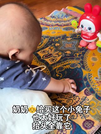 奶奶给娃买的这个小兔子也太好玩了吧,宝宝很喜欢 可以练习抬头追视还能哄娃 #宝妈带娃解放双手#宝宝玩具#婴儿玩具 #宝宝成长记#跳舞的小兔子玩具