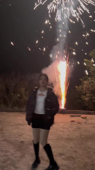 本来高高兴兴放烟花的,结果我姐夫不靠谱,把那个烟花放在地坝上的那个坎坎上面,掉下来倒了,害得就冲人放了 衣服都烫坏 不嘻嘻了#烟花#新年快乐