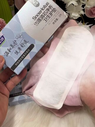 姐妹们,妇炎洁雪莲清芯卫生护垫来啦~ 纯棉材质亲肤舒服,透气感在线,用着没负担。小小一片方便携带,放包里不占地方。日常护理用它很合适,温和又贴心。需要的宝子可以安排,给生活多份舒适~ #女性好物 #卫生用品 #护垫推荐 #日常必备#女性保养