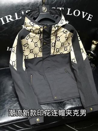 潮流新款印花连帽夹克男,时尚连帽设计,加上经典修身版型,轻松搭配春秋两季,这款夹克采用高品质面料,剪裁合体,印花连帽搭配,潮流时尚,适合春秋两季穿着,内外皆可穿,修身版型,穿着舒适,时尚又实用,别再犹豫了,赶快下手,让这款印花连帽夹克成为你春秋季的潮,流新选择