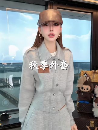 这件上衣真是太好看了,做了直角肩的设计,穿上去显得人非常的精神,还有收腰的设计,马上就显出你的水桶腰,非常的遮肉#辣妹穿搭 #春秋穿搭 #女装穿搭 #穿衣我最美 #温柔穿搭分享