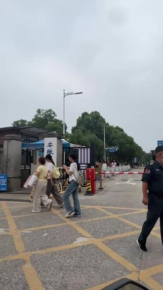 29岁在自己的母校安徽新华学院里的开店日常vlog,小店人越来越多啦都说大环境不好,生意不如以前,但不要去抱怨,去努力,去拼尽所能,才会越来越好#极简打工人 #新华学院大麦#合肥同城 #女装实体店#vlog日常