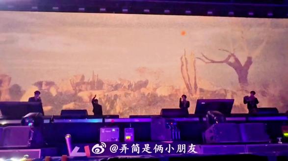 啊~啊~~啊~~~
《波斯猫》终于能在一个镜头里看四子了
#Desire4 #永恒开端演唱会