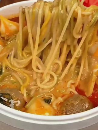 黏糊麻辣烫还得是李海龙,麻麻辣辣黏黏糊糊的特别好吃,下班饿了,半夜馋了来一碗老过瘾了#李海龙麻辣烫 #黏糊麻辣烫 #东北麻辣烫 #东北黏糊麻辣烫 #灵魂宵夜