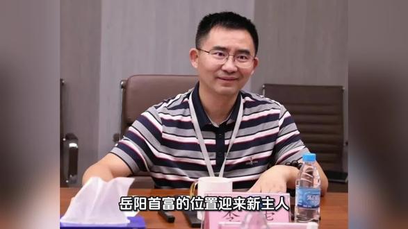 谁接棒了岳阳新首富?! 一对岳阳籍深圳夫妻因“囤积存储芯片”最近赚了340亿,李虎、田华夫妇创立了——德明利(001309)上市公司。他们基于对存储芯片市场周期的深刻理解,最近进行了一次极为精准的逆周期操作,公司估值达到了惊人的1500亿元。
2026年5月11日,深圳德明利公司董事长李虎在业绩发布会上宣布,因存储芯片行业景气度高涨,公司2026年一季度净利润达33.46亿元,同比暴增4943%,相当于过去10年利润总和的2倍。李虎与妻子田华共同创立的德明利,因提前囤积芯片及布局AI相关存储产品,5个月内身家暴涨超340亿元,公司市值直逼1500亿元。
#谁接管了岳阳新首富?#李虎 #岳阳新首富 #深圳样本 #德明利