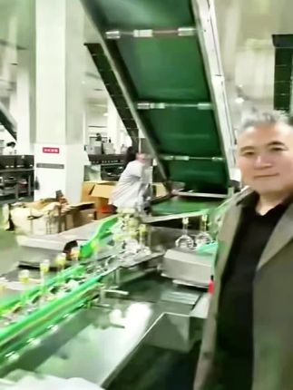 百年皖酒一帆风顺系列《小帆船》,五粮固态法酿造,口感绵爽好入喉,醒酒快。手工礼盒包装倍有面,中秋送礼首选。 #白酒 #源头实力厂家 #车间实拍 #致敬平凡的坚守