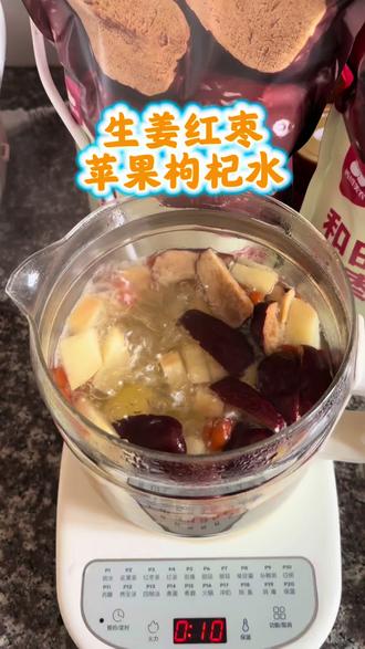 #真实生活分享计划 #补气养血 姐妹们,手脚冰凉、气色不好的快试试这个!
生姜、苹果、红枣、枸杞一起煮水,
暖身暖胃,补气血还不腻,
每天一杯,脸色红润又舒服,
简单又养生,赶紧安排上!