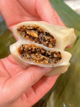 广西芭蕉叶糍粑你有多久没吃了?软糯香甜还能拉丝,还是小时候的味道!#太好吃了 #民间传统美食 #乡村味道 #芭蕉叶糍粑 #真材实料才能做出好味道