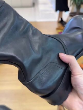 复古亮面马皮靴 擦色做旧 中筒切尔西靴 独特的擦色做旧工艺,让亮面马皮焕发复古韵味。经典的切尔西靴型,轻松营造时髦的复古雅痞格调。#马丁靴 #复古女鞋 #厚底短靴女 #短靴女 #秋季日常实用穿搭思路分享