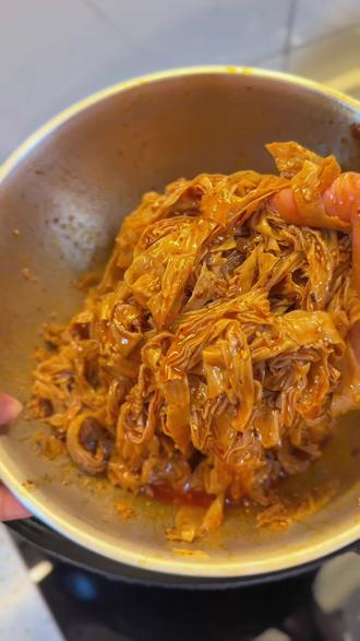 豆皮开水一泡,几分钟就可以做出来,超级好吃的蜜汁甜辣的辣条😋#蜜汁辣条 #辣条 #在家做美食 #美食教程 #我的厨房日记