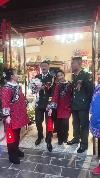 走,我亲自去迎接我的儿媳,心中满是感激。是缘分让我们成为了一家人,还要深深感谢每一位团队成员,你们的辛勤付出让这对新人的婚礼如此完美。