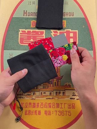 魔术袖套可不是“藏袖子里”那么简单哦!它其实是一种利用“错误引导”和“袖内空间管理”的舞台道具,能在不被察觉的情况下完成物品的出现、消失或交换。 魔术袖套通常有特殊的口袋结构和弹性面料,让魔术师在挥手、转身或整理袖口时,完成#魔术表演 动作 真正的技巧不是道具本身,而是时机、视线控制和动作自然化——观众的注意力被引导到别处,手部的小动作就被“隐形”了。 历史上,类似的隐蔽式道具在18世纪的宫廷魔术中就有雏形,后来随着舞台灯光和表演节奏的发展,魔术袖套才逐渐成熟。 下次看魔术时,不妨留意演员的视线和身体朝向——那很可能就#是时候展现真正的技术了 , 想了解更多魔术背后的科学和心理学原理吗?关注我,一起用科学的眼光魔术揭秘 #看懂的都是高手 #魔术教学