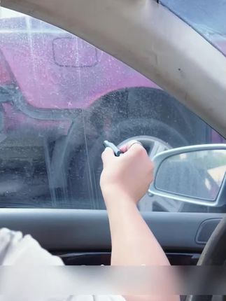 汽车落水时,正确的自救方法是使用破窗锤击碎车窗并割断安全带。破窗锤具有强大的弹簧装置和隐藏式割刀,可在紧急时刻迅速破窗。建议车主备上一个,以防万一。#破窗锤 #破窗神器 #破窗锤必要时能救命 #安全锤 #逃生锤