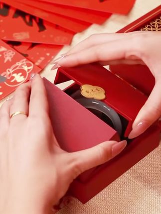 手镯是玛瑙制成的,上手非常显白#手镯 #精美饰品#穿搭