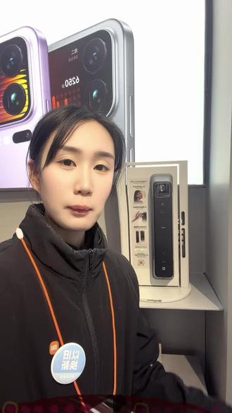 米家好物推荐1⃣️8⃣️智能门锁4Pro双摄版
推荐理由📣
✅开锁方式支持AI掌静脉、AI3D人脸、指纹、密码、远程开锁、手机蓝牙、机械钥匙、小米手表、小米手环、NFC门卡等。
✅天地双摄智能猫眼主摄300万像素,160°大广角辐射200万像素,128°大广角。
✅3.97英寸室内屏,同时支持手机,电视等多设备跨屏联动看门前状态。
✅门锁外面板被翘起,门锁未关门,虚掩电量低,胁迫指纹开锁,多次试错等都会有警告提示。
✅无论白天黑夜,都可以动态捕捉人脸信息,走到门前即可自动识别开锁,解放双手,家里小孩不用踮脚,成人无需弯腰,老人再也不用担心指纹磨损或变浅而无法开锁。
✅创新采用双模智能供电系统,干电池和锂电池结合智能供电门内门外双床type c通用接口配置,充电灵活,自由突破门锁续航局限,方便更安心,电量低于5%会有提醒,锂电池电量耗干后自动切换干电池供电。
#小米之家 #小米智能家居 #小米智能门锁4pro双摄版