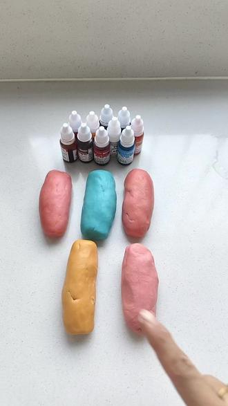 妈妈们千万不要在买彩泥给孩子玩啦!用面粉5分钟就能做,超级简单!#这个东西不白买 #可食用色素#真实生活分享计划#彩泥 #彩泥教程 #真实生活分享计划