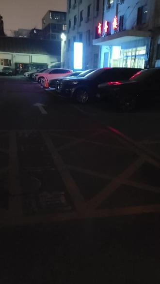 #北漂生活vlog #人真的要吃苦么 #上班真的好累 以前觉得北京发达虽然累点,但至少薪资待遇最起码比小县城好一点,真的体验下来其实只有有钱人才能叫美好的生活,对于我们这些普通人来说北京真的不一定是个好的地方,我们普通人只能当个牛马而已。