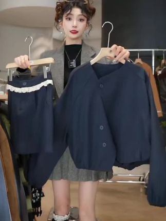 藏青色休闲松弛感时尚套装裙女秋季2025新款外套半身短裙两件套#休闲减龄穿搭 #时尚#谁穿谁好看系列