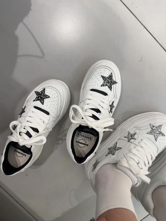 ✨杏色厚底小白鞋!显腿长绝了! 最近被问爆的杏色厚底小白鞋来啦~,日常出街穿它真的超有氛围感!,交叉绑带设计很精致,搭配裙子或裤子都超好看~#小白鞋 #厚底增高休闲板鞋 #百搭鞋子