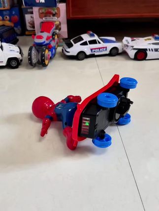 蜘蛛侠玩滑板车 跌倒了还会自己爬起来 太棒了#儿童玩具 #蜘蛛侠滑板车