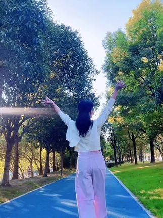 这音乐,听了就想出去浪,六十多少怎样,一点也不影响我臭美嘚瑟,心态好,一切都好!