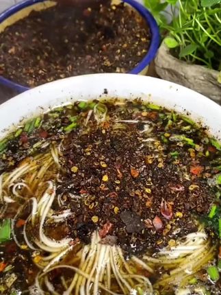 #地方特色美食 贵州灰炮柴火糊辣椒面,不管煮面条,馄饨做蘸水都安逸得很!又糊又辣又香味道独特,真的太好吃了!#辣椒面 #柴火糊辣椒面 #妈呀太香了