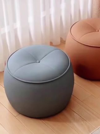 别再乱买凳子了!这款软萌圆墩,坐感舒适还能当装饰,全屋风格 #家居软装#租房改造 #提升幸福感的家居小物#小凳子家用 #换鞋凳