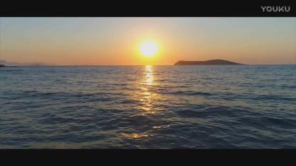 土耳其歌曲
《活着真好》 En Güzel Şey Yaşamak
演唱: Rafet El Roman
词曲: Destan Hakan
翻译: Bayzhou
巴爷作品集歌字第 0427 号 2019 年 2 月 25 日星期一
Her şeye ragmen en güzel şey yaşamak
Her güne uyanmak, yeniden
Düşünme, ne olduysa oldu i şte
Boş ver, giden gider sen yol ver yeter yaşamaya
悠悠万事, 活着最好
每天再次醒来
别多想, 无论发生何事, 就这样了
没关系, 他要走, 就让他走, 随他去吧
活着就行了
Haydi gül, hayat seni yense de
Zaman gelip geçse de
Sen meydan oku yıllara, yaşamaya
快, 笑一下, 即使生活压垮了你
即使时光飞逝, 来去匆匆
你也要面对岁月, 面对生活
Haydi gül, bu aşk seni yorsa da
Kaderle oyunlara
Sen meydan oku yıllara, yaşamaya
快, 笑一下, 即使这份爱让你疲惫不堪
你也要面对命运, 面对欺骗
你要面对岁月, 面对生活
Her şeye rağmen en güzel şey yaşamak
Gönüller bir olsun yeter
Üzülme, terk eden de yanacak
Boş ver, giden gider sen yol ver
Yeter yaşamaya
悠悠万事, 活着最好
只要你情我愿, 足矣
别难过, 谁走谁后悔
没关系, 他要走, 就让他走, 随他去吧
活着就行了
Haydi gül hayat seni yense de
Zaman gelip geçse de
Sen meydan oku yıllara, yaşamaya
快, 笑一下, 即使生活压垮了你
即使时光飞逝, 来去匆匆
你也要面对岁月, 面对生活
Haydi gül bu aşk seni yorsa da
Kaderle o