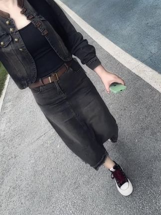 一定要做一个聪明的女人,要时刻做到自律,保持好自己的身材,要时刻装鲜亮丽,因为你的穿衣打扮,你的面相,你的福相,直接会聚财! 女人应该做到自尊、自爱、自信、自强、自立,不依赖于任何一个人,要时刻把自己打扮的像一朵鲜花一样,无论有没有人欣赏你,都要独自绽放,活出精彩的一生!