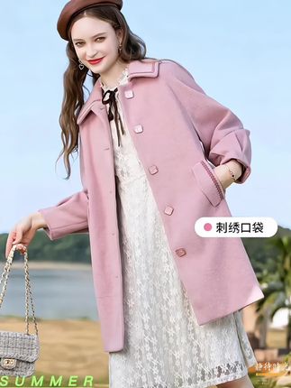 姐妹们,这件粉色小香风毛呢子大衣真的太好看了,它是那种非常温柔的粉色,穿上它整个人都显得特别有气质,而且还是中长款的设计,能很好的遮住腿上的肉肉,非常的显瘦。同时它又很厚实,保暖性超棒#外套穿搭 #韩风搭配 #呢子外套 #温柔风穿搭 #清新甜美穿搭