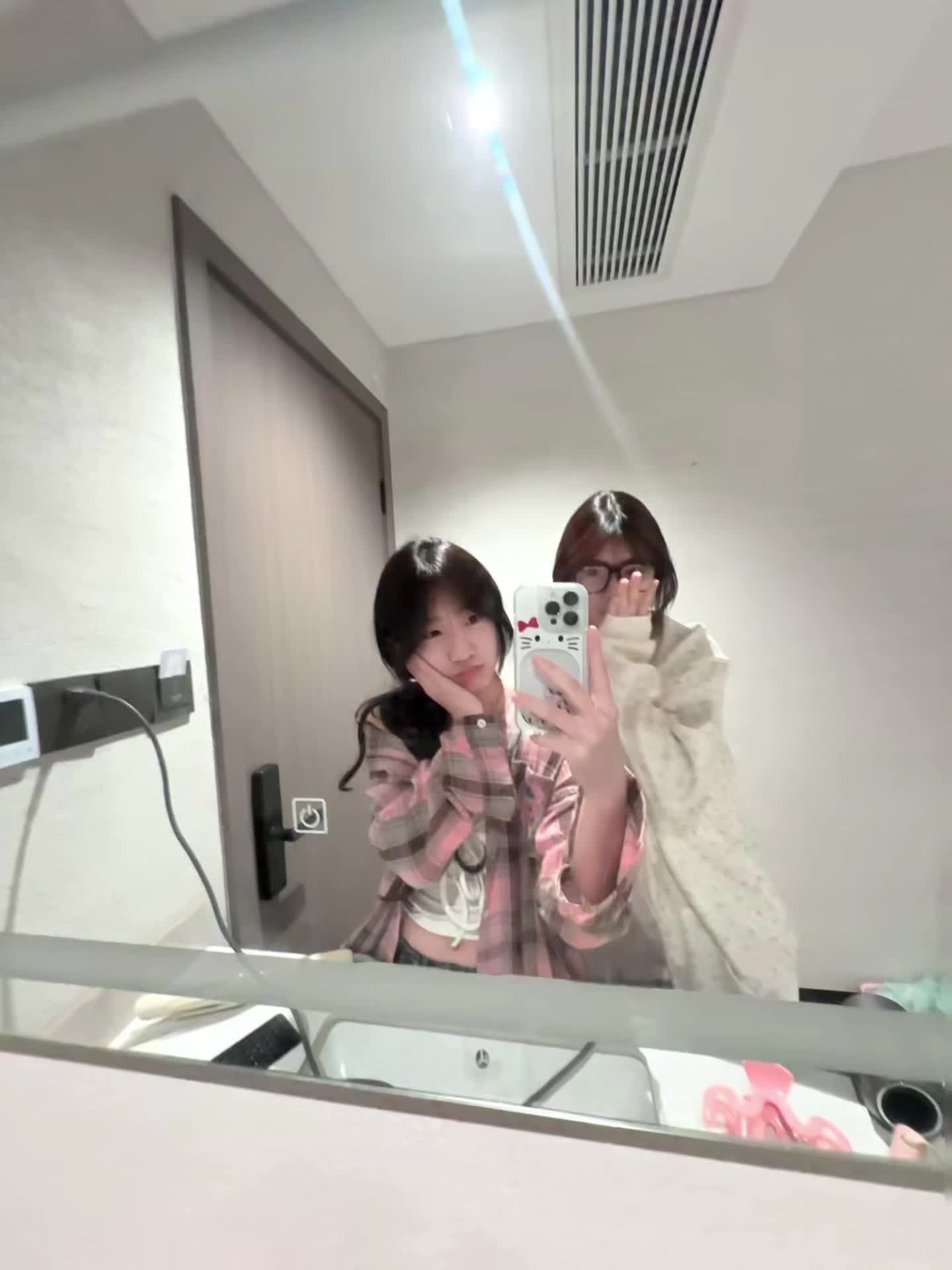 你又开始扮演一个把爱看得很淡的人 但其实得到与失去对你来说都很在意#对镜拍 #分享 #日常碎片 #双鱼座 #infj