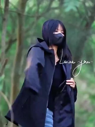 #美出高级感 这件冲锋衣我买了三年了,每年都穿,真的太喜欢了。它是那种很宽松的版型,随便搭配什么衣服都很好看,而且特别适合微胖的姐妹们,上身效果超级显瘦,平时出门逛街或者旅游的时候都可以穿它,真的很实用,关键是还好看,我已经数不清穿过多少次了,每次穿都觉得很好看。