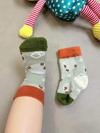挖到宝!宝宝秋冬袜子就选这双👶 谁懂啊!给娃挑袜子踩了N次雷后,终于挖到五朵棉这双神仙袜! A类标准真的超安心,给刚会爬的娃穿完全放心~高弹松口设计太戳我了!之前买的袜子总勒出深印子,这双怎么动都不勒腿,娃蹬脚超自在。 无骨缝合太贴心,不会磨到宝宝娇嫩的小脚踝。上脚软乎乎的像裹了团棉花,摸起来糯叽叽的,秋冬穿保暖又不闷汗,娃脚一整天都是干爽的~ 搭配任何衣服都好看,出门总被问链接~已经回购3盒,宝妈们闭眼冲就对了!#袜子控 #宝宝鞋子 #母婴好物 #母婴好物推荐