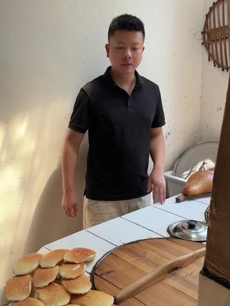 用小麦粉做的拖肚子粑,小火慢慢烤,一面脆香脆香的,另外一面松软,小时候的味道! #忘不了的童年味道 #地方特色美食 #家的味道 #小时候味道