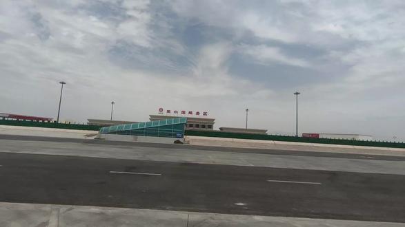 国道312临近张掖附近有个服务区,第一次见国道服务区做的如此豪华,堪比高速服务区了。也可以停车住宿,厕所干净利落,坑位很宽阔,应该可以在里面洗澡。名字叫黑水国服务区。