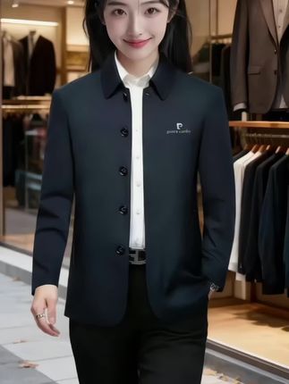 #品质男装 #夹克外套 #今天穿什么 #穿搭 #男士外套  老陈的夹克  周五傍晚的咖啡馆,玻璃窗映出老陈的身影。他指尖捏着咖啡勺,目光却飘向窗外——儿子正背着书包朝这边跑,校服领口还沾着点粉笔灰。  “爸,你今天……”儿子的话顿在半空,眼神落在老陈肩上。  老陈下意识扯了扯翻领,这是上周刚拆的快递。以前总穿深色工装,这次选了件浅灰,春秋风钻进来时,领口刚好贴在脖颈,不松不垮。  “接你放学,穿利落点。”他笑了笑,抬手帮儿子理书包带。邻桌年轻人悄悄扫了眼他的外套,手指在手机上飞快滑动——大概在搜同款。  夕阳斜斜切进来,落在夹克平整的线条上,老陈起身时,衣摆轻轻晃了下,像把春天的风也带了起来。
