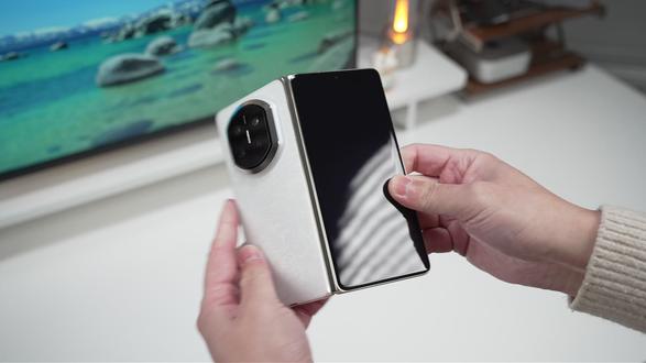 给折叠屏外屏换上图拉斯冰瓷膜,手感更顺滑,还抗指纹油污! #华为matex7 #华为手机膜 #华为matex6 #华为mate80 #华为pura80ultra