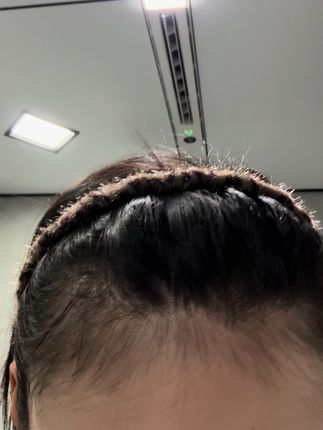 家人们洗发水真的好用 不好用我不可能mai两年多 更不可能自己用两年多 身边的朋友们都已经用空了三瓶 真夸张啊 很难对一个东西一直无限回购 还有就是活动每年两次 一次618一次双11 活动力度及其大 最近是没有滴 别再si信问我啦 回不过来😭 下单的小宝们可以给客服备注mant会送小样之类的.