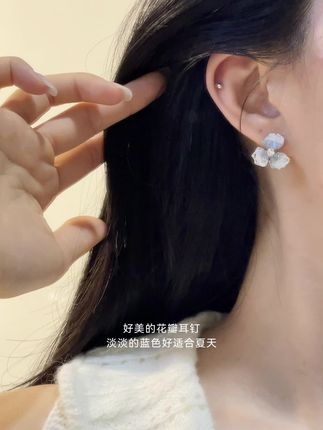 超温柔的花朵耳钉,淡淡的蓝色一闪一闪的,谁戴说好看!#耳钉 #饰品 #耳环控 #耳饰分享