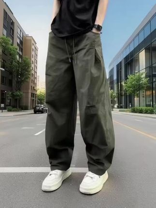 军绿色工装裤太帅啦!美式街头感直接拉满!   拼接设计超有细节,垂感绝了走路带风。 宽松直筒版型对身材包容性巨好。 胯宽腿粗全遮住,显高显瘦一把好手。 春夏季单穿利落,叠穿也很有层次。 搭配卫衣、夹克都适配,日常出街或者通勤都可以👌! 这条真的是闭眼入不踩雷系列!#不正式通勤穿搭 #夏日穿搭小心机 #夏季梨形身材穿搭 #穿搭是为了取悦自己 #百搭裤子